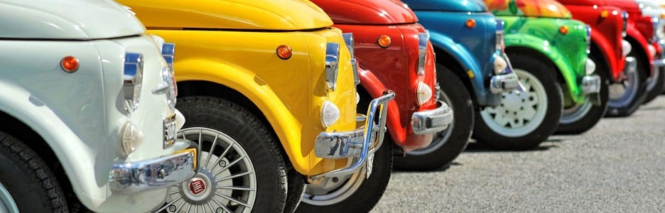 Imagen de un colectivo de coches clásicos aparcados