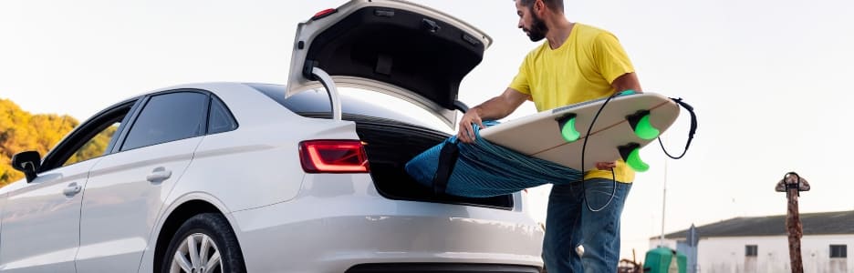 ¿Cuánto puede sobresalir la carga en un turismo según la normativa?