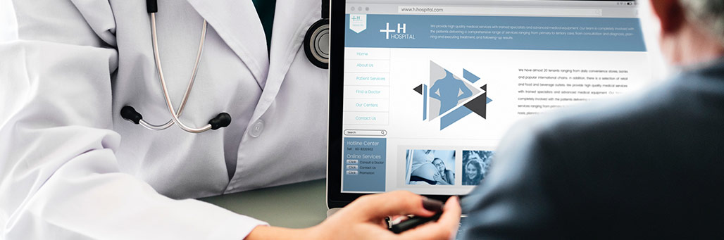 Foto de médico enseñando a su paciente una página web