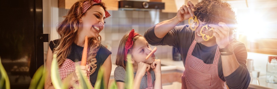 Imagen de una familia jugando con la comida mientras preparan la comida