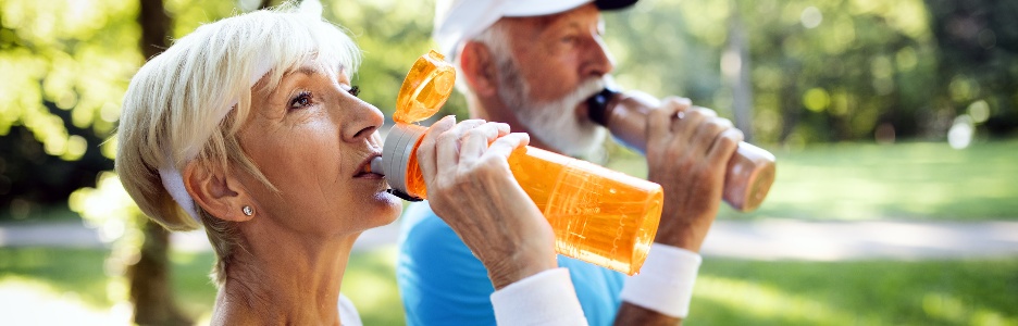 Imagen de gente mayor feliz corriendo para mantenerse saludable y perder peso