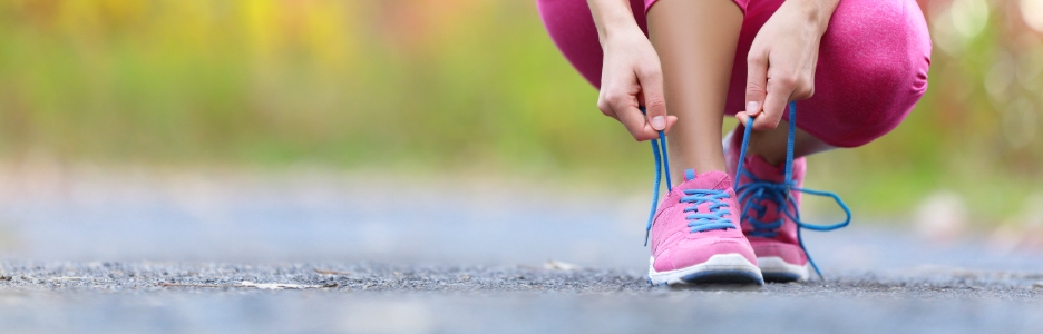Foto de mujer atando zapatos para correr
