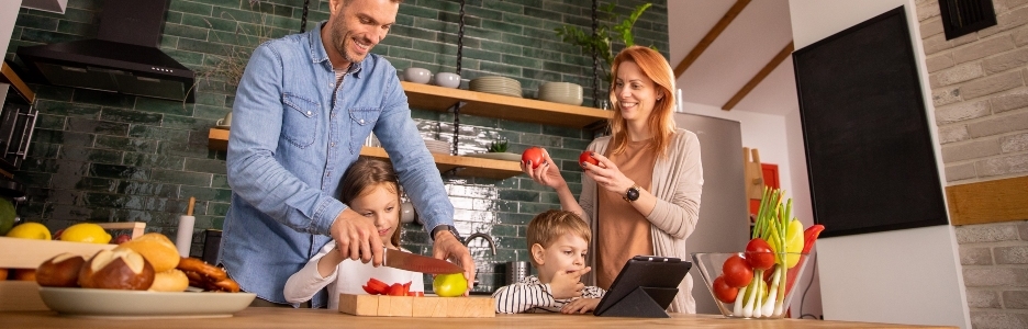 Imagen de una familia preparando platos saludables en la cocina