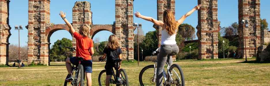 Imagen de una familia haciendo ruta en bicicleta de montaña que va desde el Azud del Acueducto de Segovia