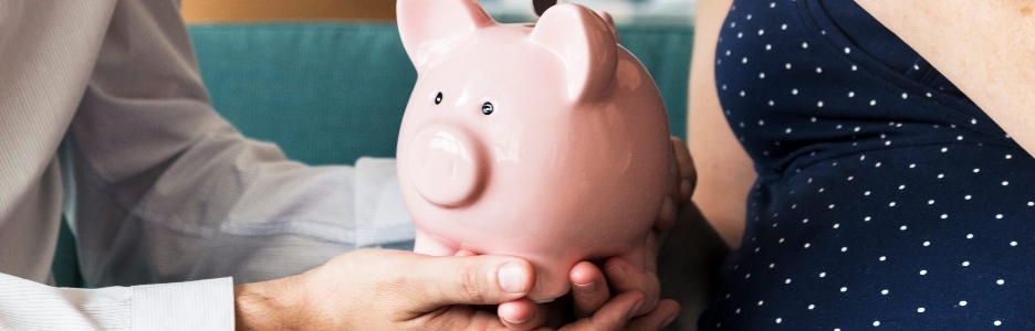 Imagen de una pareja ahorrando con una piggy bank (alcancía)