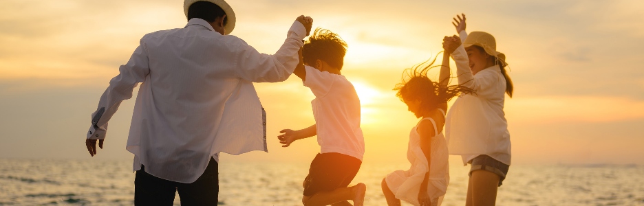 Imagen de una familia feliz disfrutando juntos en la playa de vacaciones, familia con viajes a la playa, gente disfrutando de vacaciones, foto de alta calidad