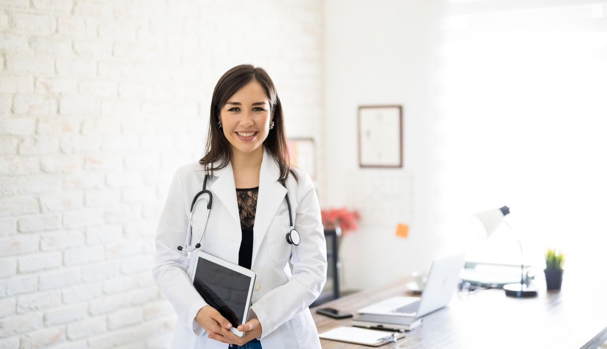 Imagen de un médico especialista posando para la cámara